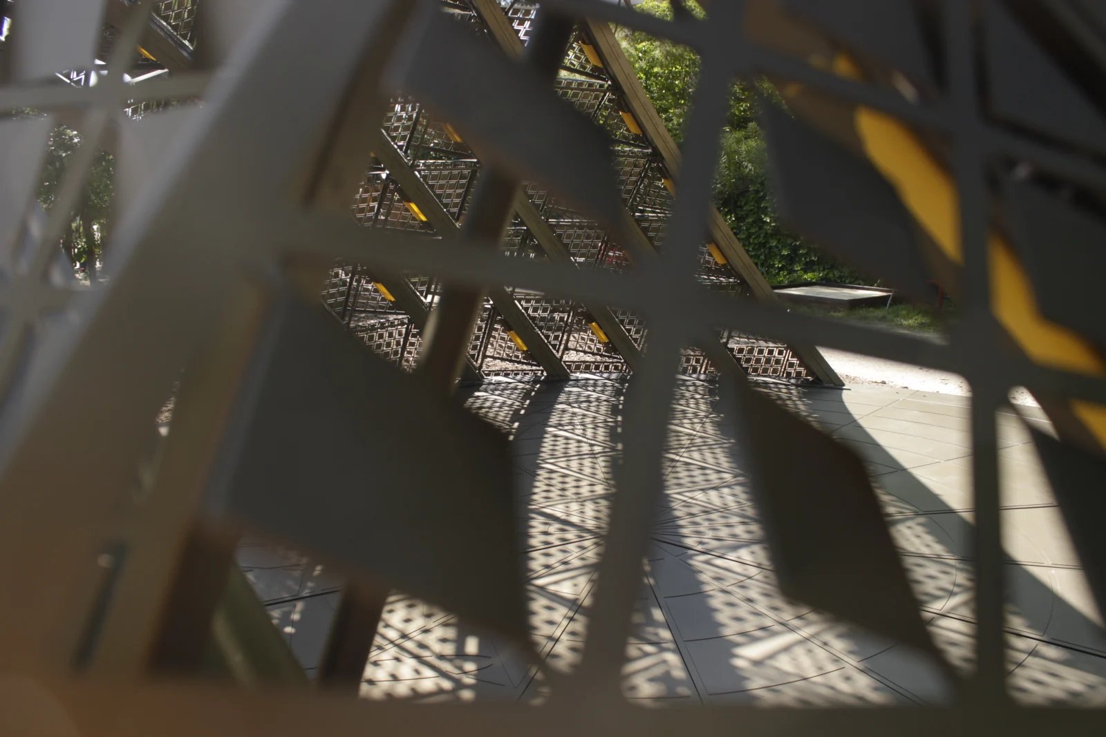SOMBRA pavilion, a structure that behaves like a dynamic heliodon, orienting its surfaces in response to sunlight through a system of passive activation.