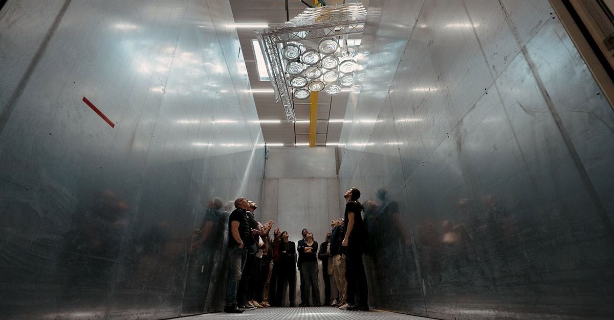 The mock-up, made from parts of the metal mesh and reflective glass prisms, serves to clarify open design and technical questions before the final implementation begins.