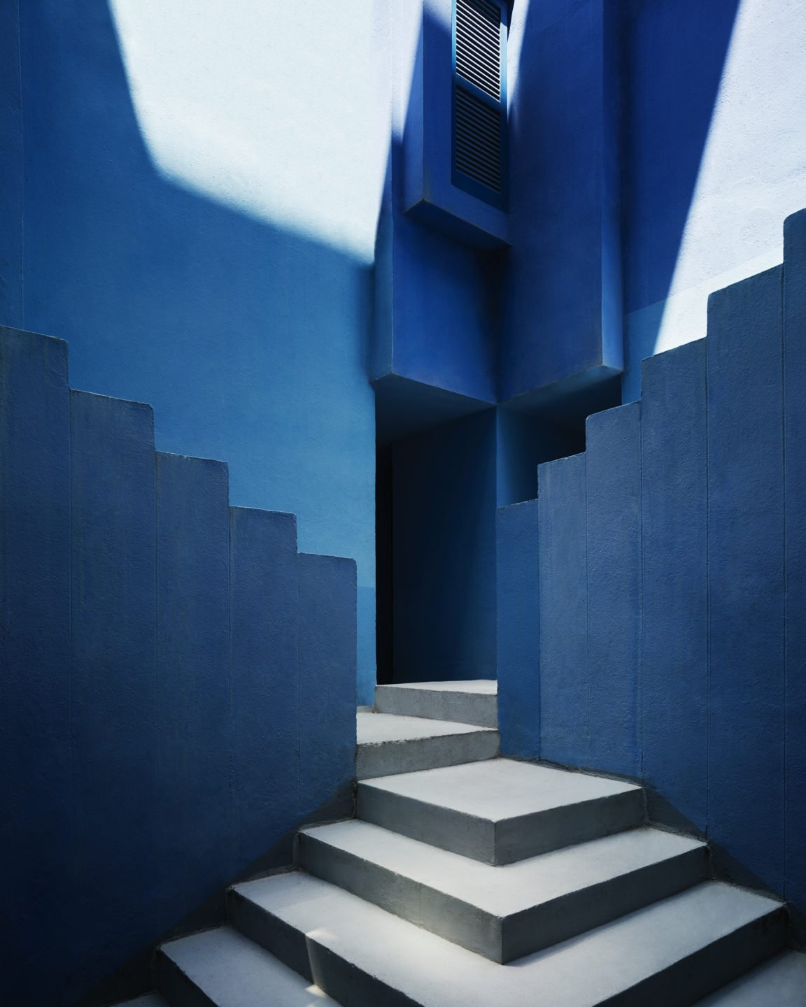 La Muralla Roja is a postmodern residential complex in Manzanera, Calpe, Spain.

Designed by Spanish architect Ricardo Bofill for the client Palomar S.A. in 1968 and completed in 1973, it has been ranked among “the 10 most iconic works of Ricardo Bofill.”