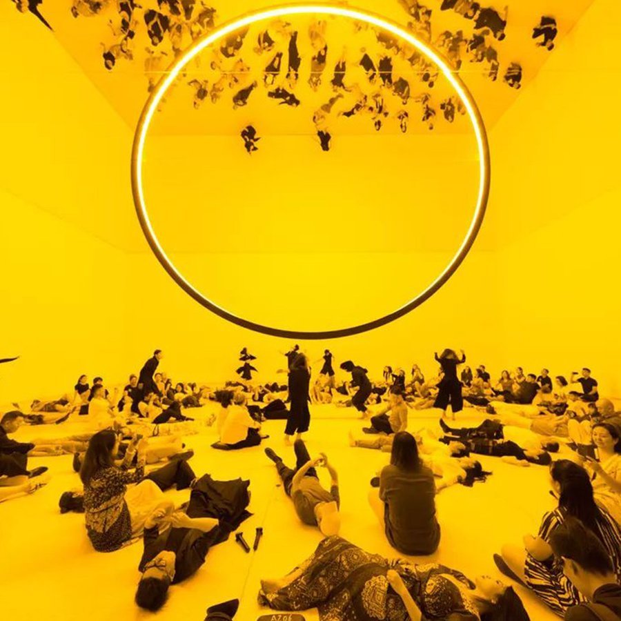 Monofrequency lights mounted to the ceiling of a white room emit a narrow range of yellow light, reducing visitors’ color perception to shades of yellow and black. The longer the visitors stay in the space, the more they begin to perceive subtle color distinctions and to correct for the yellowish lighting. Upon leaving,they momentarily perceive a bluish afterimage.