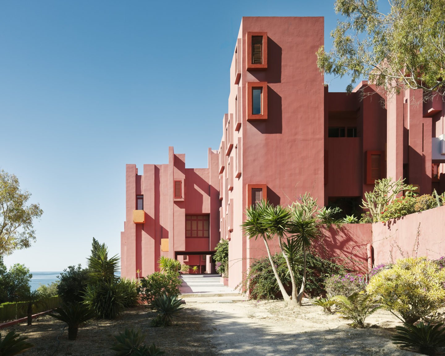 La Muralla Roja is a postmodern residential complex in Manzanera, Calpe, Spain.

Designed by Spanish architect Ricardo Bofill for the client Palomar S.A. in 1968 and completed in 1973, it has been ranked among “the 10 most iconic works of Ricardo Bofill.”