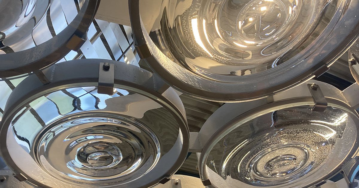The lens of prototype of the future "multifunctional lantern" for the new FORUM UZH education and research center has been built for the first time at a scale of 1:1. It combines lighting, event technology, and security in a striking architectural element.