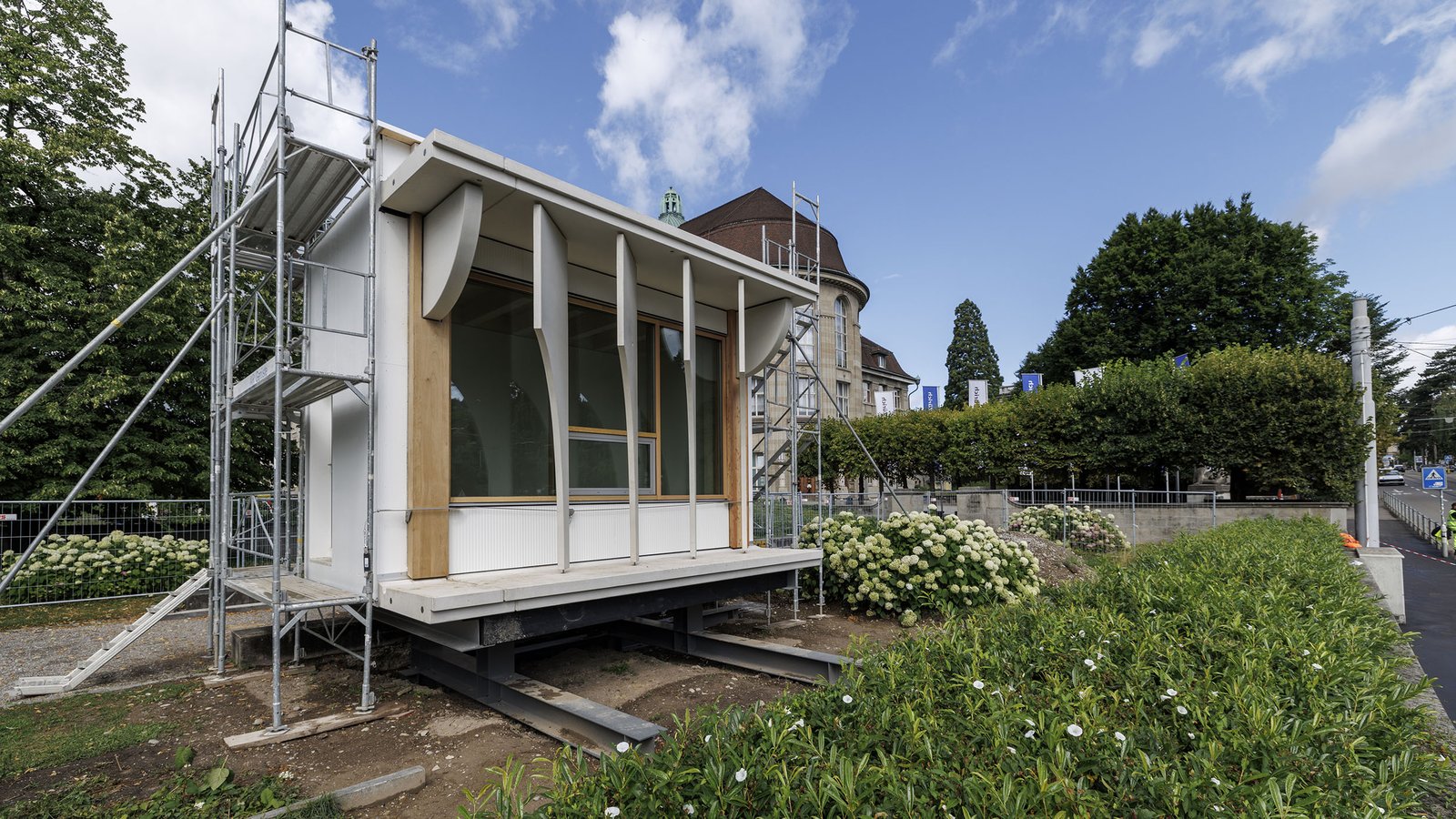 UZH Forum facade with screens reproduced 1:1 at the construction site