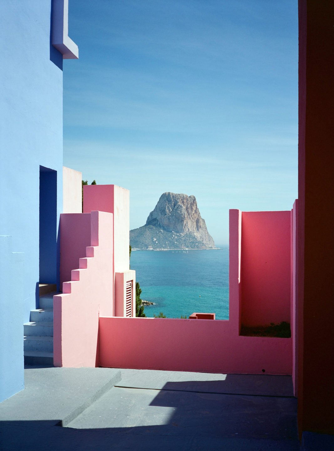 La Muralla Roja is a postmodern residential complex in Manzanera, Calpe, Spain.

Designed by Spanish architect Ricardo Bofill for the client Palomar S.A. in 1968 and completed in 1973, it has been ranked among “the 10 most iconic works of Ricardo Bofill.”