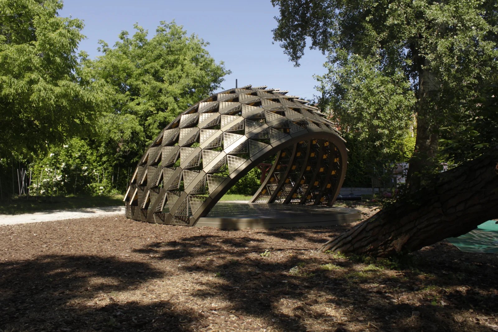 SOMBRA pavilion, a structure that behaves like a dynamic heliodon, orienting its surfaces in response to sunlight through a system of passive activation.