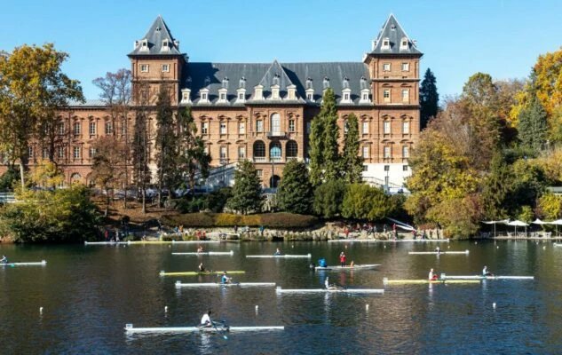 The Castello del Valentino, located in Turin along the banks of the River Po, is one of the city’s most elegant historic residences. Built in the 17th century and inspired by French architecture, it once served as a royal residence of the House of Savoy and today hosts the Faculty of Architecture of the Polytechnic University of Turin. Its park welcomed the athletes and provided space for the preparation of their canoes during the D’Inverno sul Po rowing regatta.