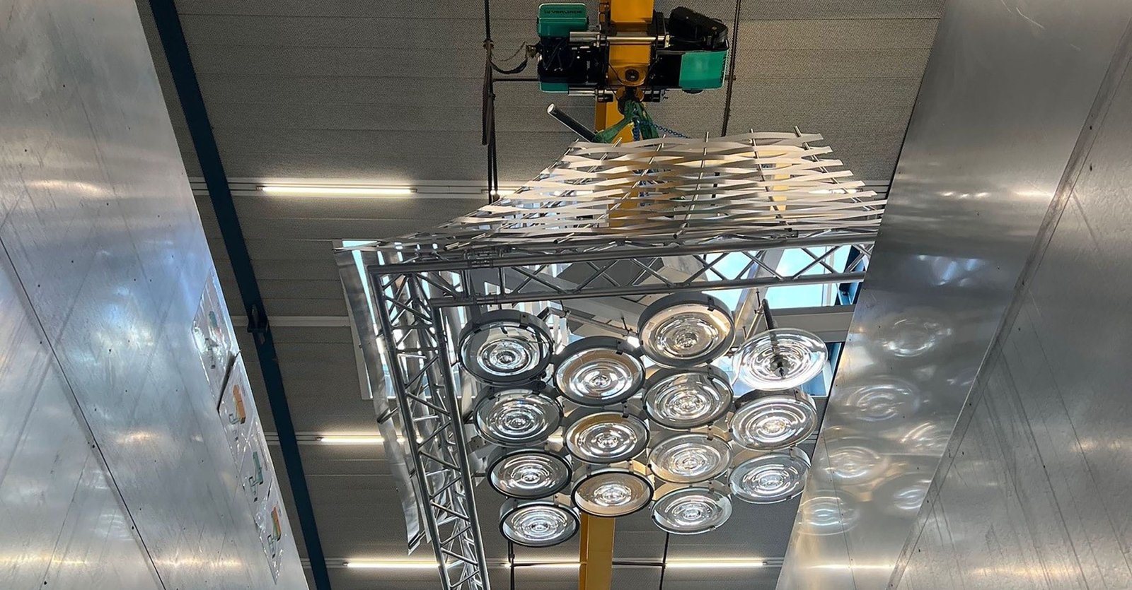 A prototype of the future "multifunctional lantern" for the new FORUM UZH education and research center has been built for the first time at a scale of 1:1. It combines lighting, event technology, and security in a striking architectural element.